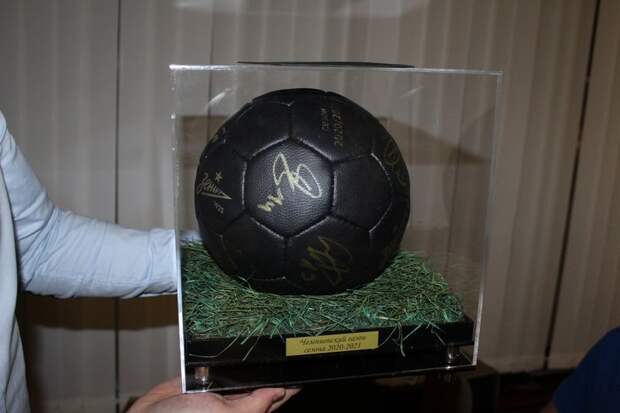 Юным петрозаводским футболистам подарили мяч с автографами игроков «Зенита»