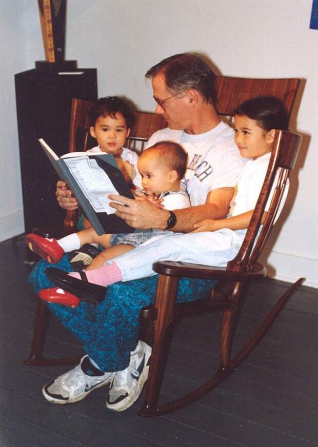 Отец создал тройное кресло-качалку, чтобы читать своим детям сказки