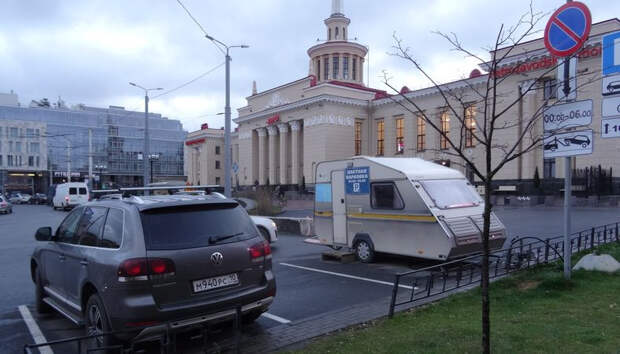 Платная стоянка в россоши. Платная парковка на Гагарина. Парковка площадь Гагарина. Платная парковка на площади трех вокзалов. Гусь Хрустальный платная автостоянка.