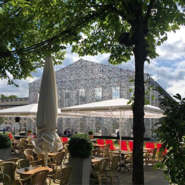 В Германии построили храм из запрещенных книг (6 фото)