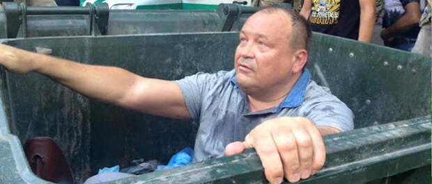 Одесскому политику, защитнику русского языка, устроили "мусорную люстрацию": пострадавшему оказывают медицинскую помощь