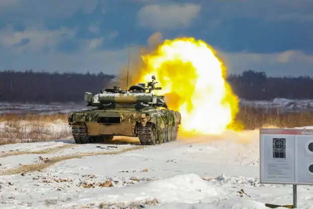 «Актуальность применения танков не исчезла»: какие новые тактические приёмы осваивает российская армия