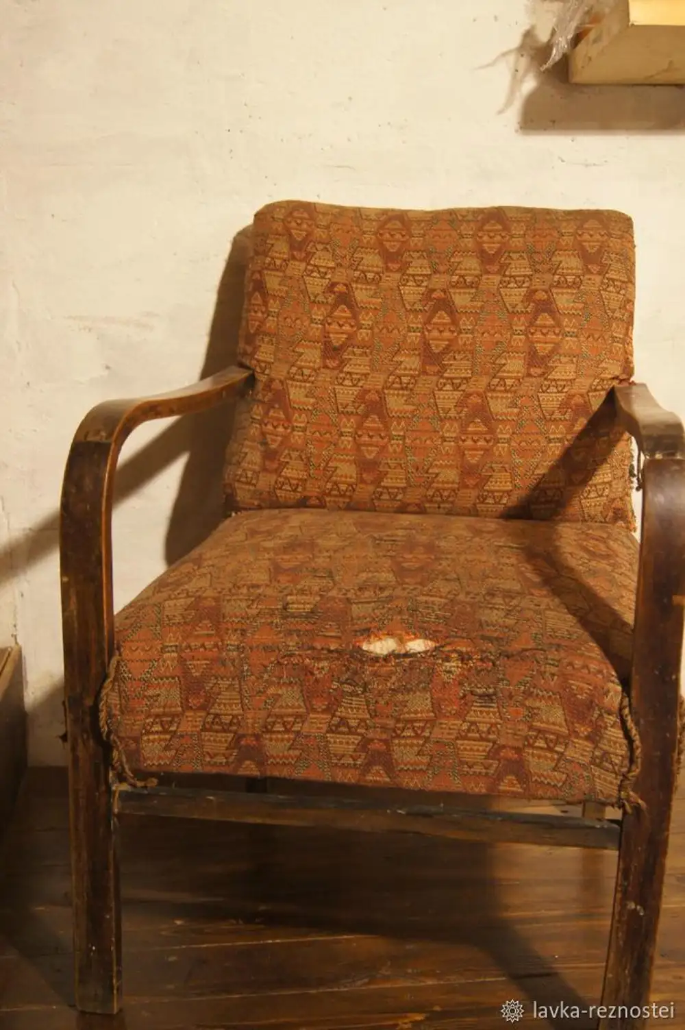перетяжка старого кресла с деревянными подлокотниками советского образца