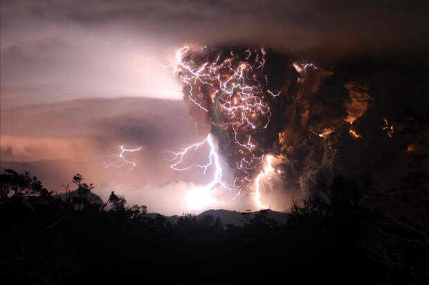 Молнии во время извержения вулкана. (Paul Kim)