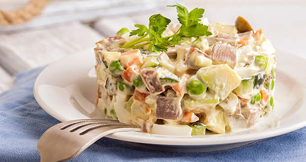 Петербуржцам рассказали, как приготовить менее вредный оливье