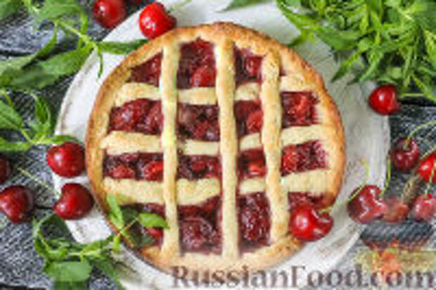 Фото к рецепту: Песочный пирог с черешней