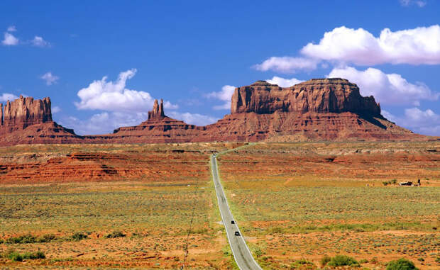 Byway 163 США Живописная Byway 163 тянется от границы Аризоны до Юты. Знаменитая Долина Монументов, красные, будто принесенные с Марса скалы, пустынный пейзаж — эта дорога то, что требуется настоящему лонлирайдеру.
