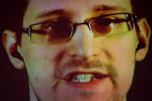 Эдвард Сноуден (на экране во время телеконференции)