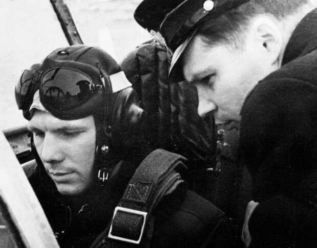 Лейтенант Юрий Гагарин в самолете во время службы в Заполярье