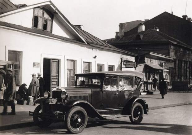 Фото сер. 1930-х гг. Первое отечественное такси ГАЗ-А на Самотёке. москва, московское такси, ретро фото, такси