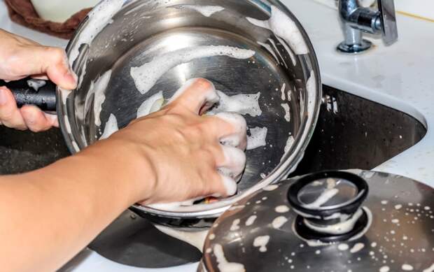 Как и чем очистить посуду от нагара
