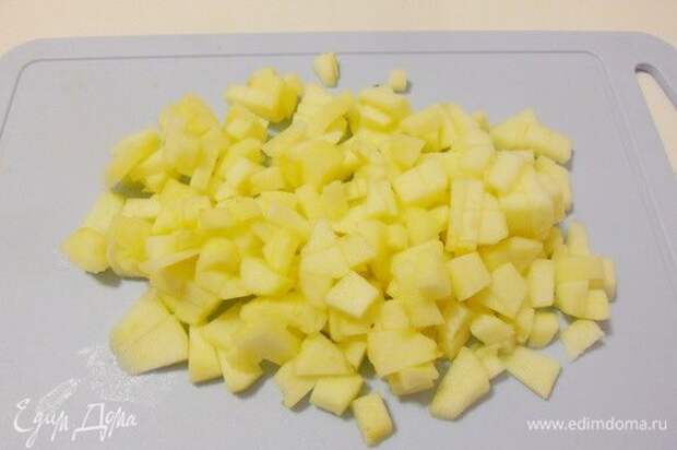 Яблоки помыть, очистить от кожуры, удалить сердцевину и нарезать мелкими кубиками.