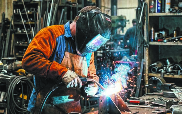 Прибыльное дело: зарплаты сварщиков продолжают расти