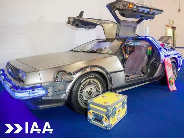 Машина времени на автосалоне во Франкфурте dmc-12, делореан, машина времени, назад в будущее