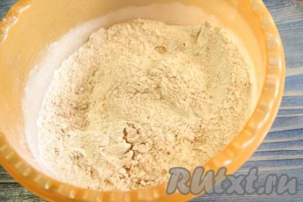 Смешать корицу, крахмал, разрыхлитель, ванильный сахар и муку.