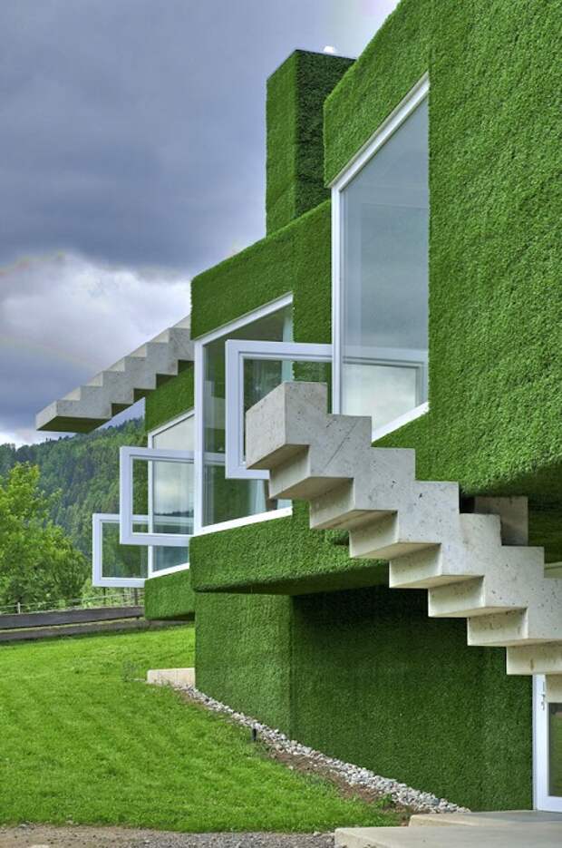 Зеленый дом в Австрии, покрытый травой