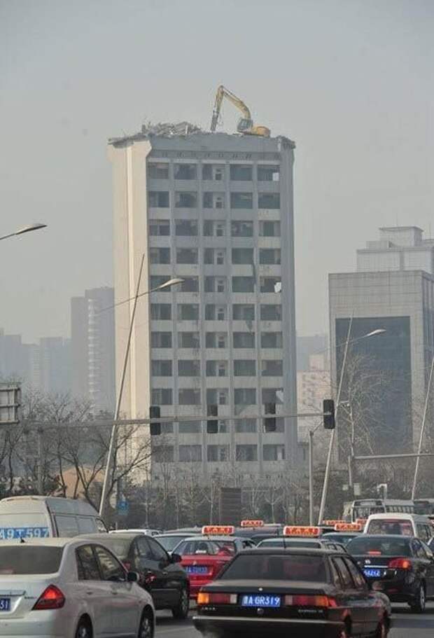 Демонтаж высотного здания по-китайски (2)