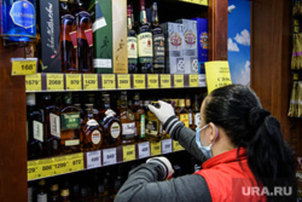 Сотрудник Роспотребнадзора в магазине 