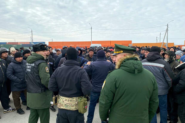 Почти 150 агрессивных мигрантов построили на рынке под Новосибирском