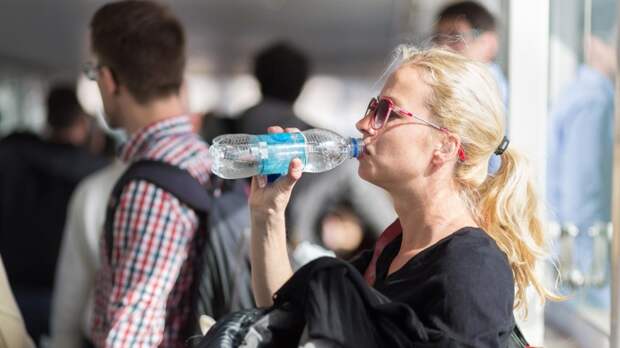 Аэропорты должны бесплатно обеспечить людей водой, заявил глава ФАС