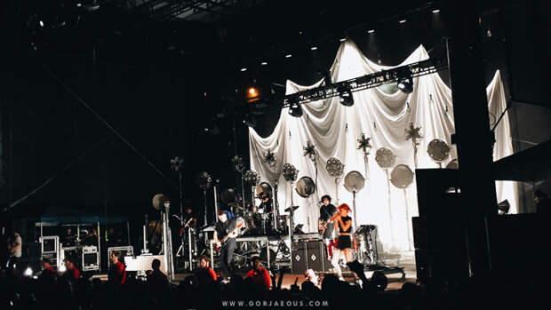 Paramore-Writing-The-Future-San-Diego-2015-11.jpg