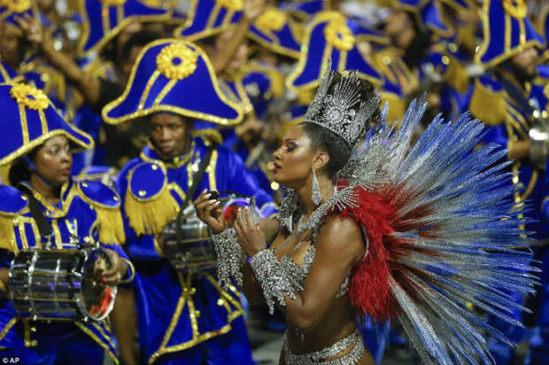 Шоу должно продолжаться – в Рио-де-Жанейро стартовал карнавал 2016