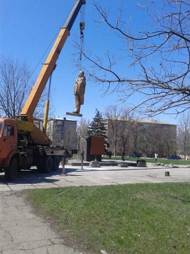 Ополченцы восстановили памятник Ленину в Новоазовске