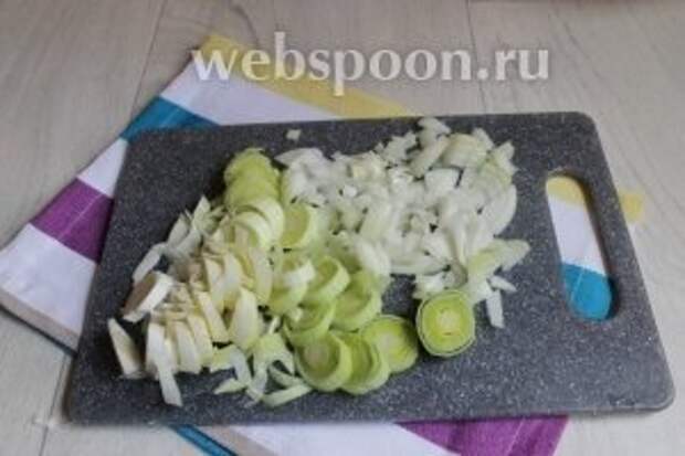 Почистим лук. И порежем кольцами.