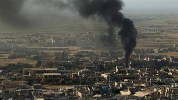 Дым на месте ударов ВВС США в Синджаре, Ирак. Архивное фото