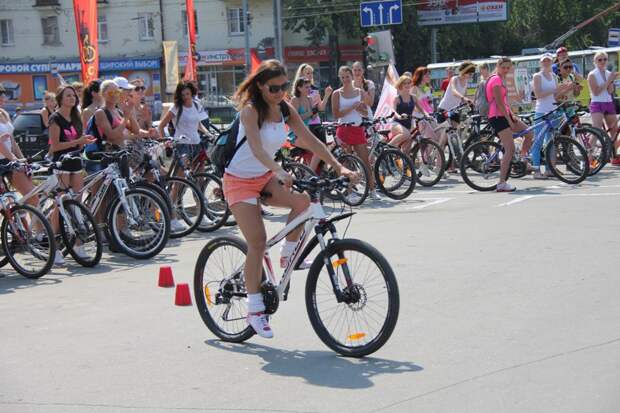 Девушки на велосипедах велосипед, вид сзади, девушки, езда, красиво