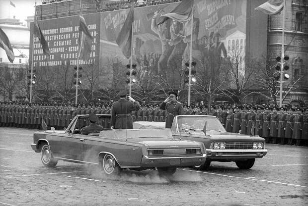 Военный парад, посвященный 60-летию Октябрьской революции. Александр Стешанов, 7 ноября 1977 года, г. Москва, Красная пл., МАММ/МДФ.