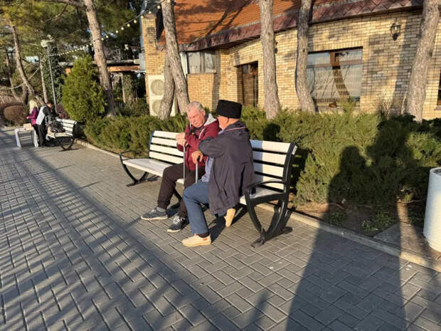 Станьте ветераном труда — и платежки за ЖКХ упадут вдвое: кому дают, какие выплаты, куда идти