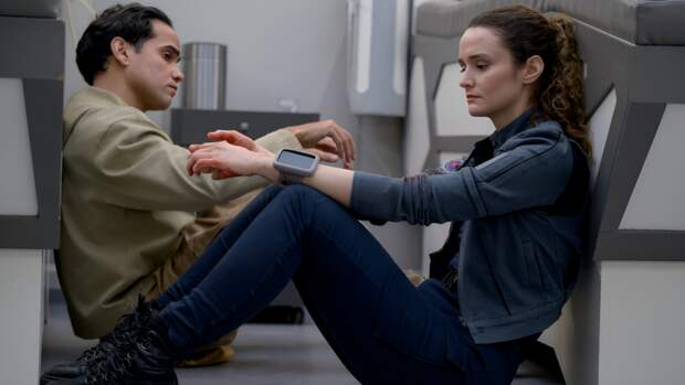 Reece Ritchie as Ian, Christie Burke as Lt. Sharon Garnet