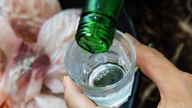 Нарколог перечислил неэффективные способы бросить пить