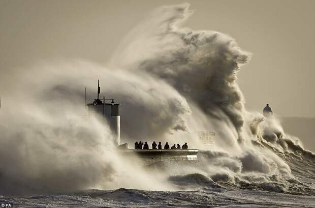 Удивительные: Люди сфотографировать огромные волны, как они ломаются на Porthcawl, Южный Уэльс, где очень сильные ветры и в открытом море создает опасные условия