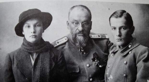 Глеб Боткин со своим отцом лейб-медиком Е.С. Боткиным.