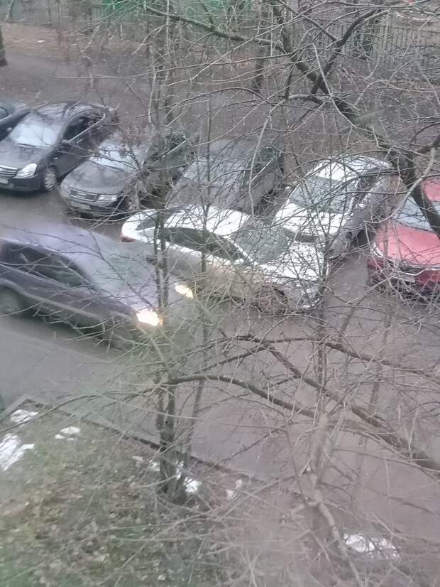 Движение автотранспорта во дворе дома на Череповецкой стало слишком оживленным