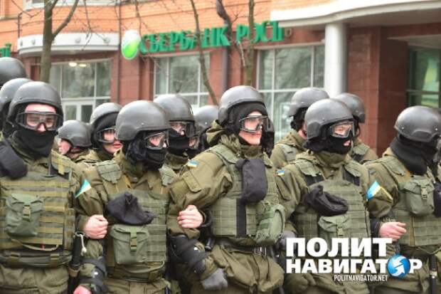 В Киеве идут погромы. На улицы вышел вооруженный спецназ МВД  (ВИДЕО)