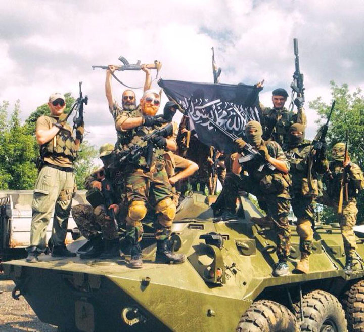 Боевики из батальона «Торнадо» с флагом ИГИЛ Боевики из батальона «Торнадо» с флагом ИГИЛ