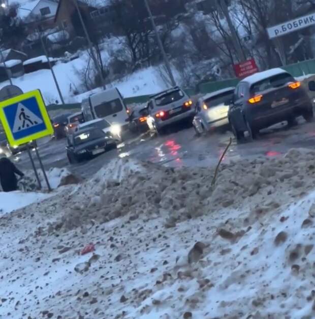 В Донском Тульской области затопило мост через реку Бобрики из-за прорыва трубы