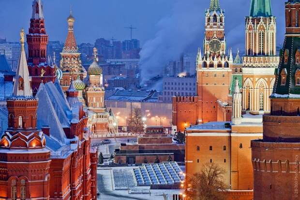 Московский Кремль. Крупнейшая крепость в Европе, не только сохранившаяся как исторический объект, но и являющаяся рабочим кабинетом президента и местом проведения торжественных церемоний. история, факты