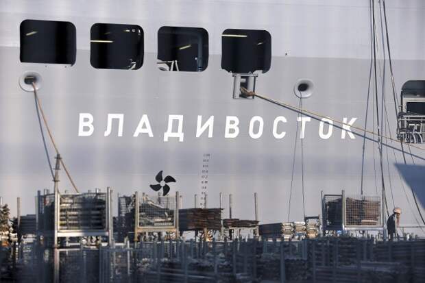 Судостроители подчеркнули, что новые российские десантные корабли находятся на стадии "концепт-проекта", однако спроектировать и построить такой корабль можно менее чем за пять лет. На фото: корабль-вертолетоносец "Владивосток" в порту Сен-Назер, Франция, 2014 год
