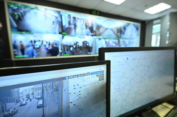 Бывший полицейский использовал служебное положение и полгода следил за возлюбленной