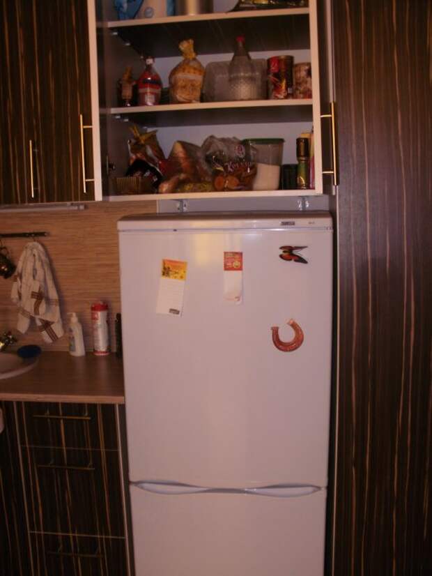 Холодильник и шкаф над ним