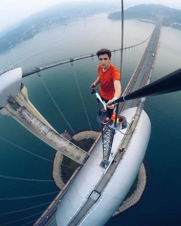 парень на вершине моста делает селфи