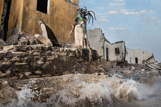 Причудливые костюмы из мусора в Сенегале