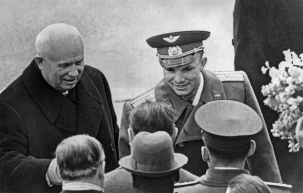 Юрий Алексеевич Гагарин – первый космонавт Юрий Алексеевич Гагарин – первый космонавт история, космос, первый, полет, ссср