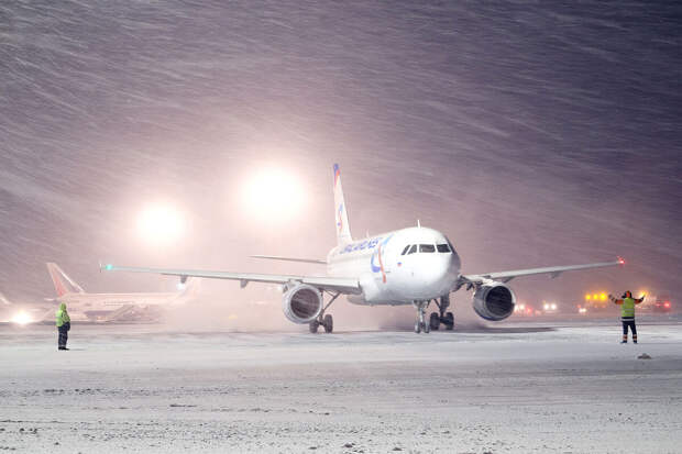 Летевший из Сочи в Кемерово самолет приземлился в Барнауле из-за неисправности