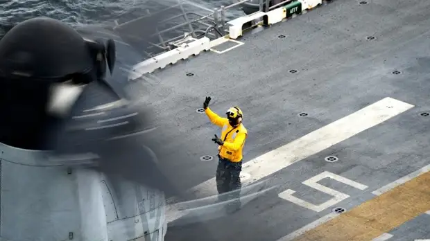 Эксперт прокомментировал падение вертолёта США на палубу авианосца