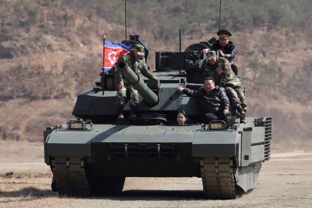 Ким Чен Ын с дочерью прокатились на танке во время учений, их сняли на фото